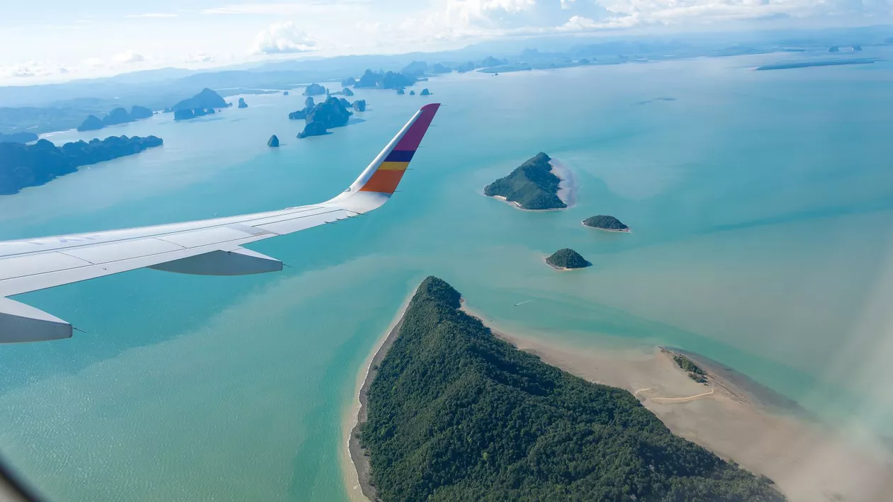 Un avion a derapat la aterizare în Hong Kong și a căzut în mare. Bilanțul victimelor (VIDEO)