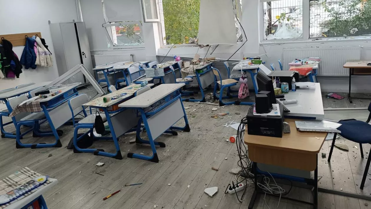 Haos în Rahova! Geamurile sparte de explozia blocului au rănit elevi de la Liceul Bolintineanu (FOTO)