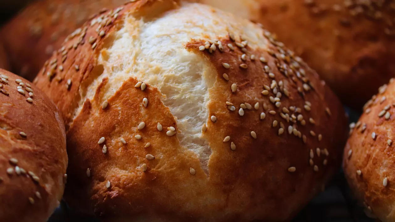 Rețeta de chifle pufoase, fără frământare. Sunt gata în mai puțin de 30 de minute