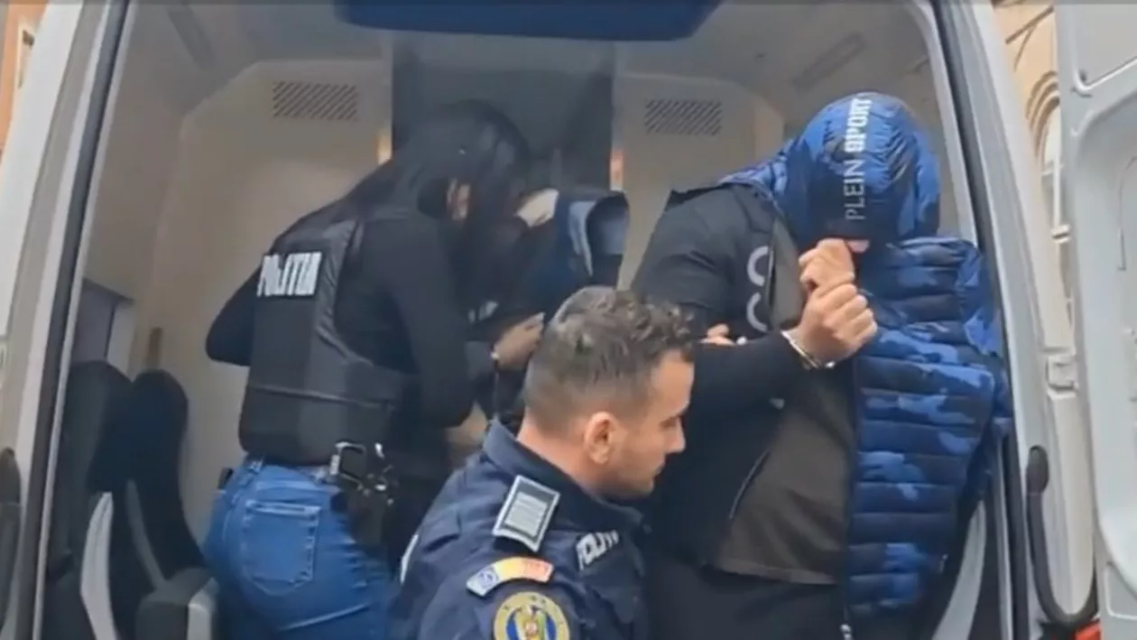 Doi medici stomatologi au fost reţinuţi după ce ar fi făcut intervenţii estetice ilegale pe pacienţi