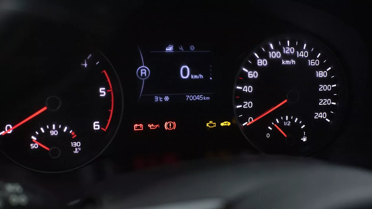 Stop imediat! Nu ignora acest martor de bord: Decizia greșită te poate lăsa fără motor