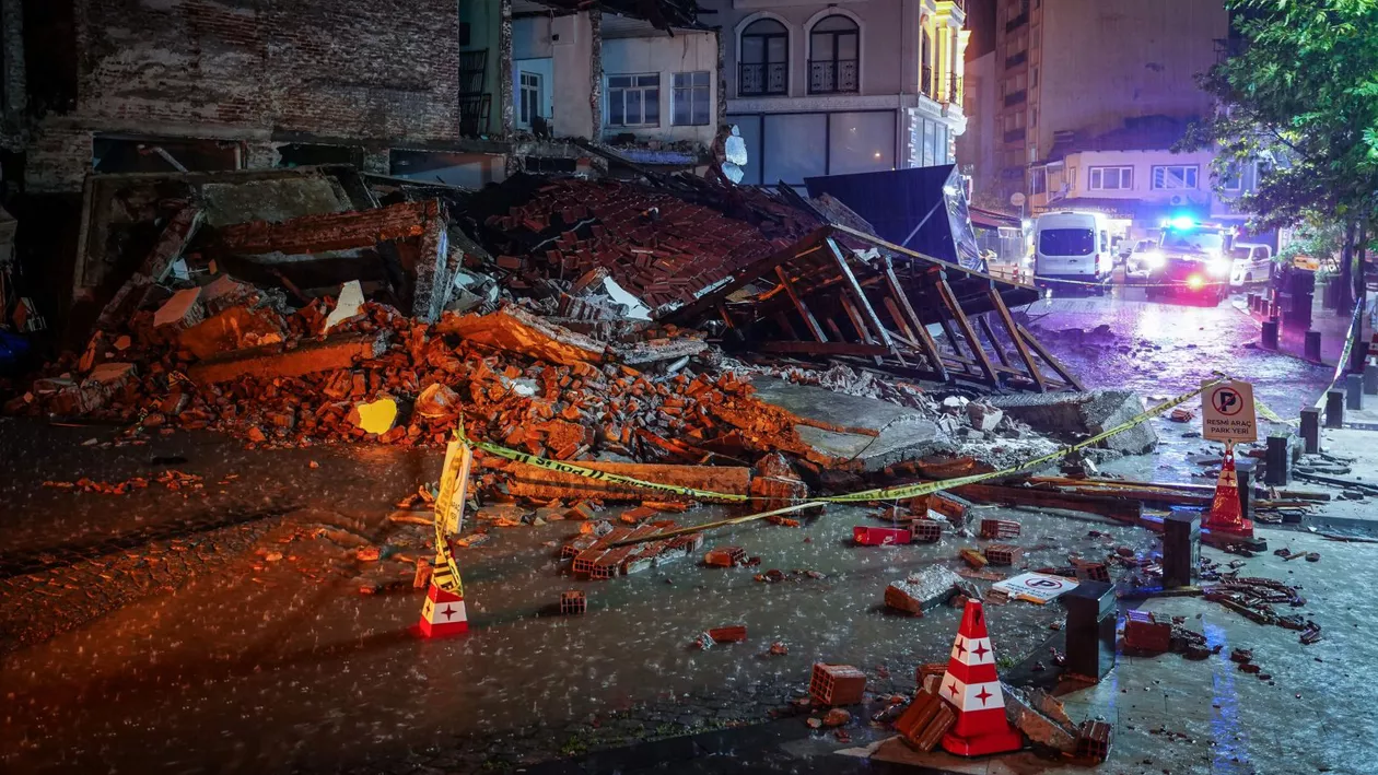 Cutremur puternic în Turcia, urmat de 9 replici. Mai multe clădiri s-au prăbușit, oamenii au sărit de la etaj! Ce magnitudine a avut