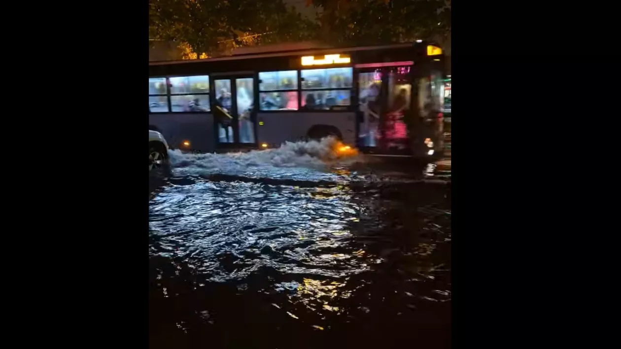 Ploaia a provocat haos în București. Inundații pe mai multe bulevarde importante din Capitală.