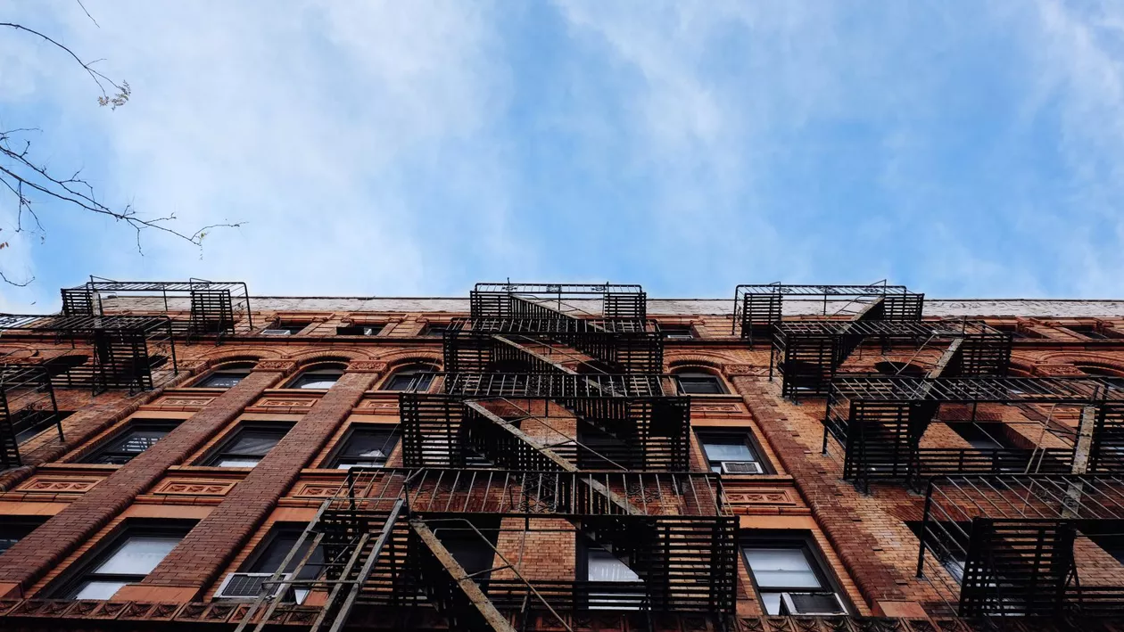 Alertă la New York. Un bloc de locuințe cu 20 de etaje s-a prăbușit parțial. Ce s-a întâmplat