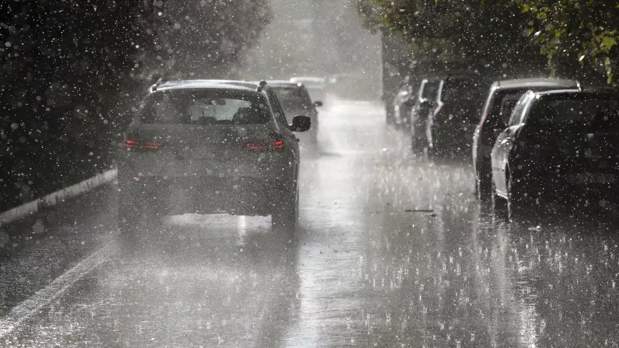 Efectele ploilor de cod roșu: Pompierii au intervenit în 42 de localităţi din 16 judeţe şi în Bucureşti (VIDEO)