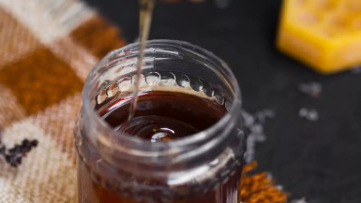 Etichete transparente: din 2026, producătorii vor indica clar originea mierii