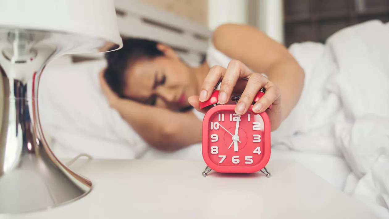 Trecem la ora de iarnă. Cum ne afectează sănătatea și ce se va întâmpla cu mersul trenurilor. „Ne enervează și chiar ne face rău”