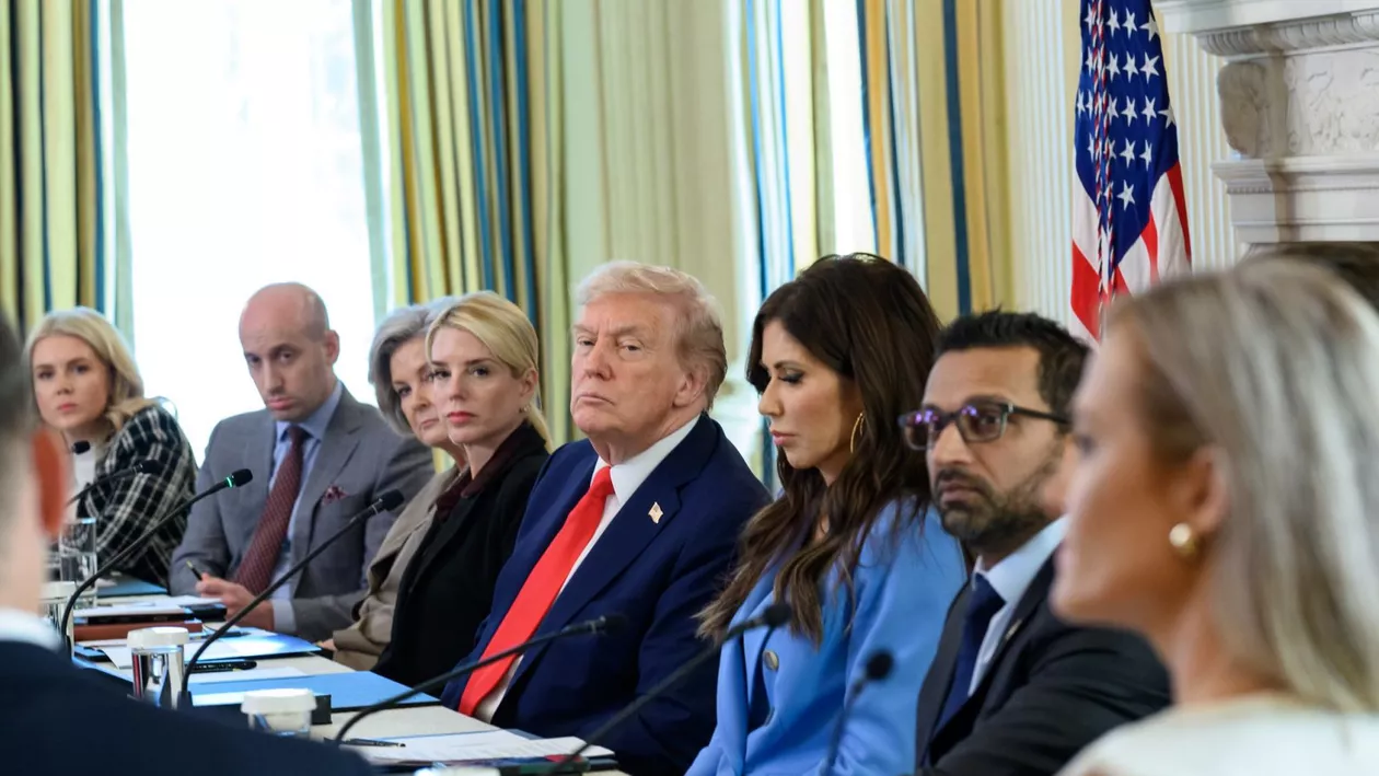 Derapaj la Casa Albă. Ce i-au făcut oamenii lui Trump unui jurnalist