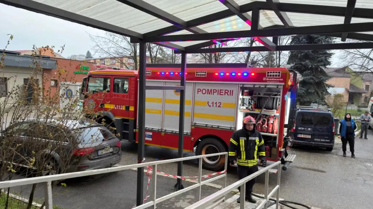 Incendiu la Spitalul Județean Reșița. Zeci de pacienți evacuați. A fost activat planul roșu (FOTO)