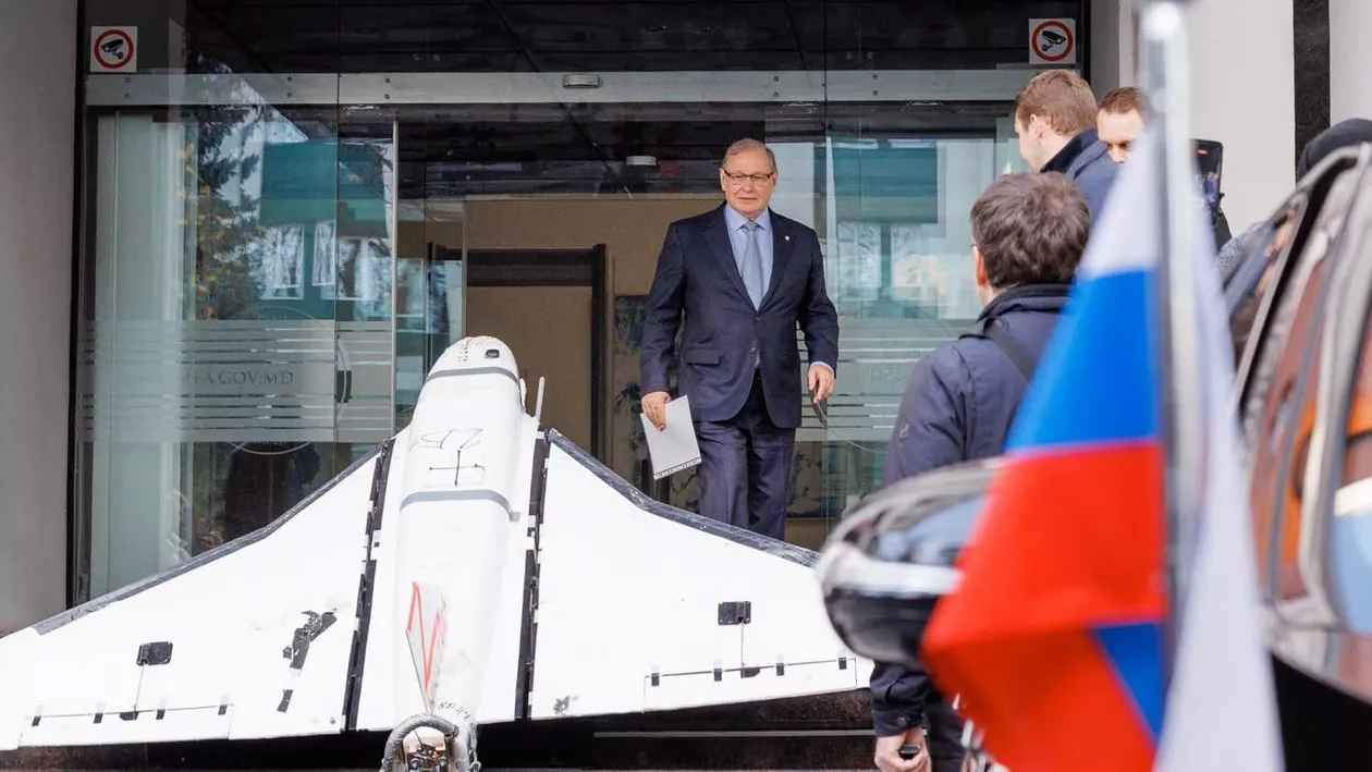 Cum a fost întâmpinat ambasadorul rus la sediul Ministerului de Externe de la Chișinău (FOTO)