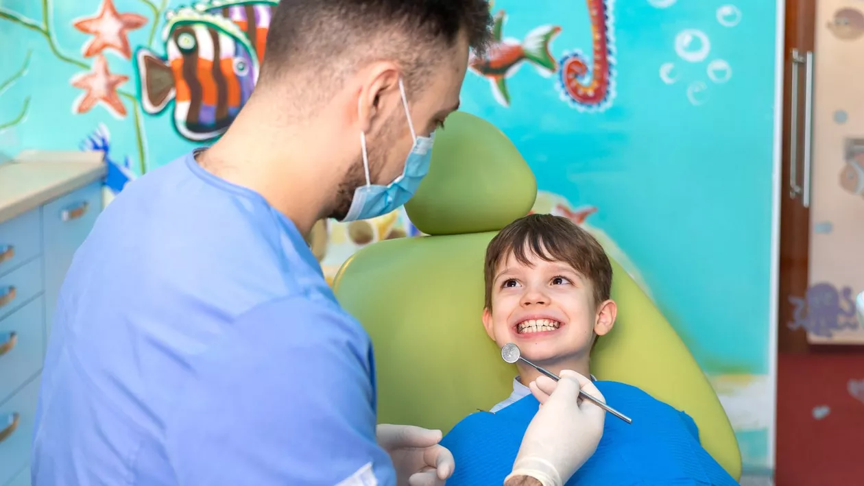 Experți DENT ESTET 4 KIDS: Primele semne ale demineralizării dinților de lapte. Cauze și tratamente moderne