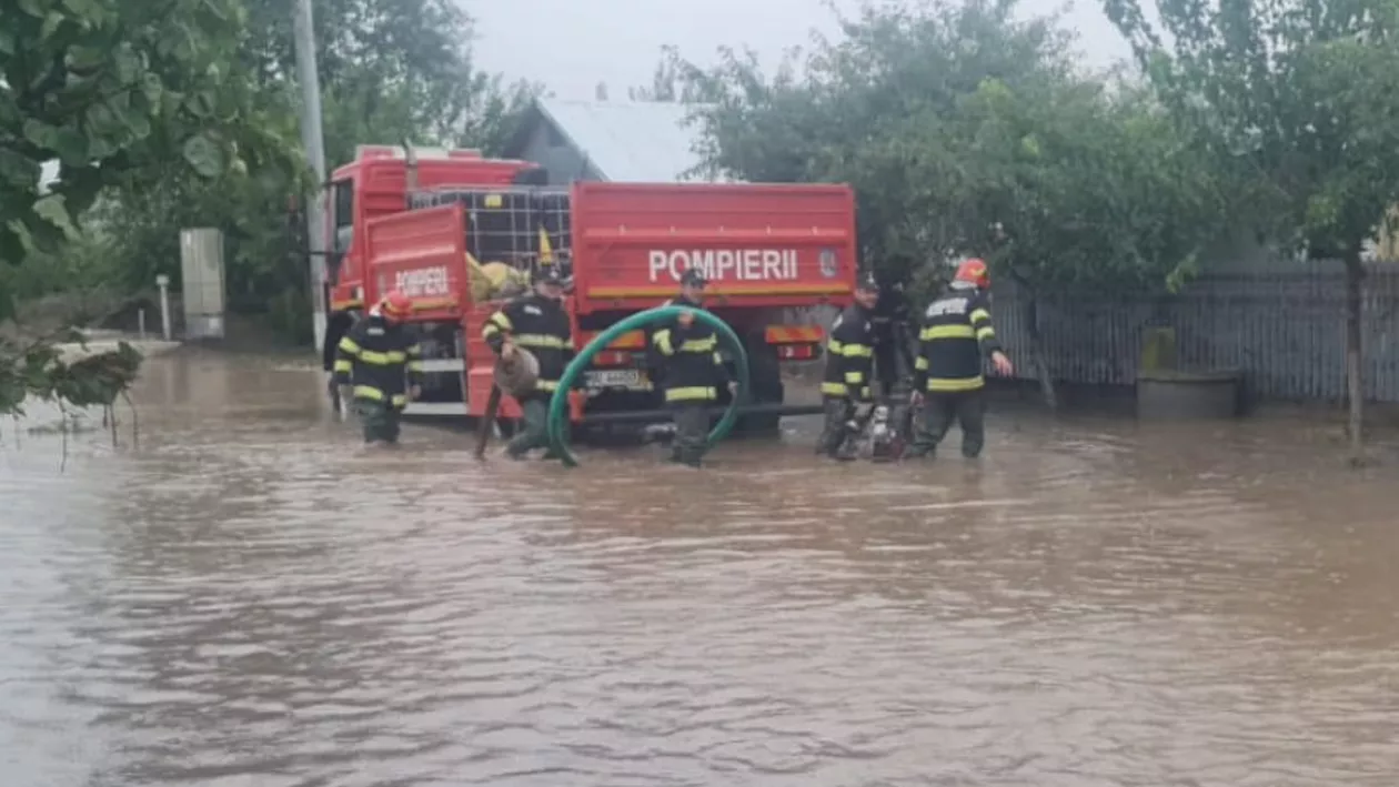 Inundații în două localități din Giurgiu. Județul este sub cod portocaliu emis de hidrologi