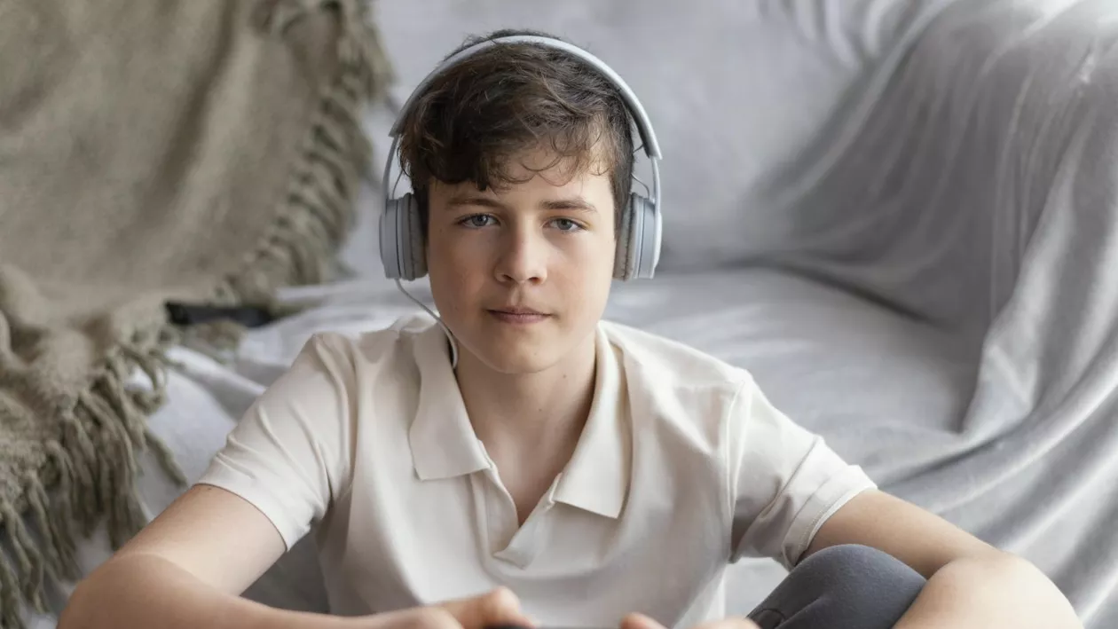 Aproape jumătate dintre adolescenți sunt expuși riscului dependenței de tehnologie. Pericolul din online