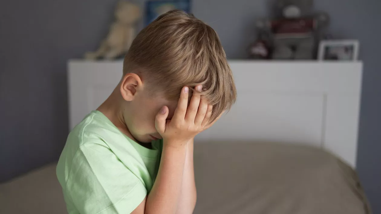 Cluj: Elev de 6 ani, dezbrăcat și bătut de colegii din clasa zero. Copilului i-a fost amputat un deget. Cum au reacționat cadrele didactice și ministrul Educației