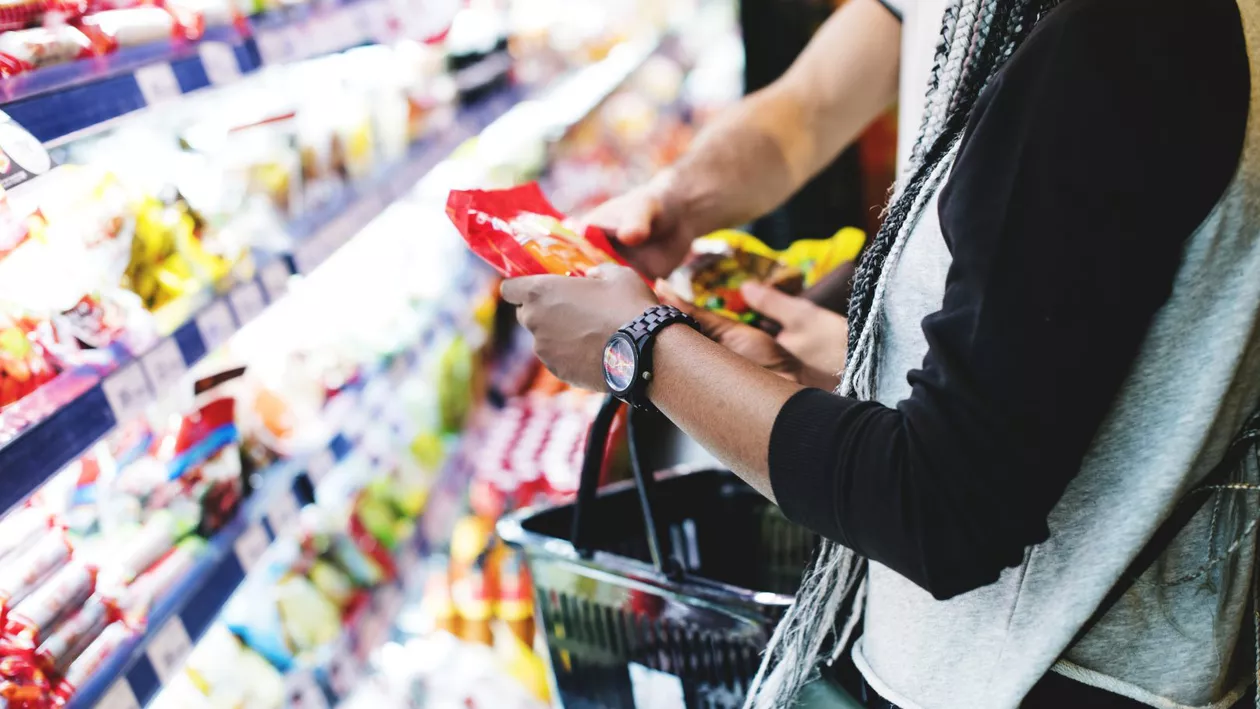 Inflația începe să se calmeze, însă românii resimt tot mai greu scumpirile la alimente și energie