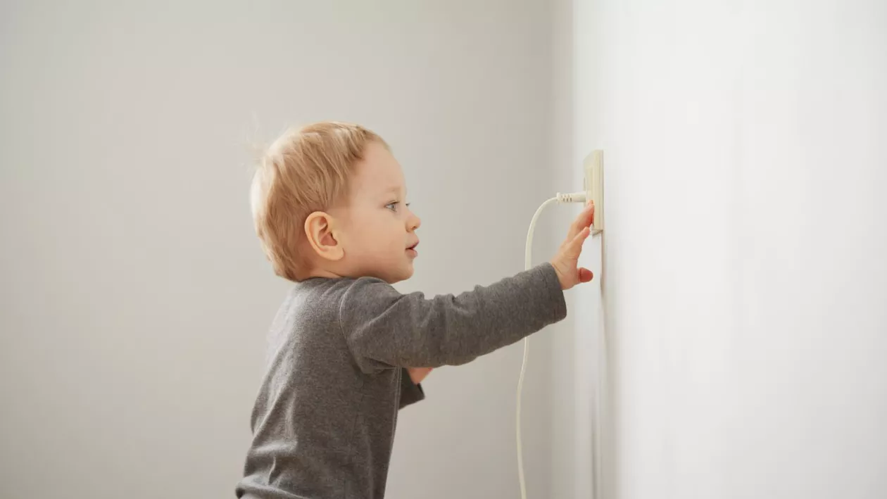 Siguranța copiilor costă tot mai mult. Cât plătesc părinții pentru un „baby proofing” complet