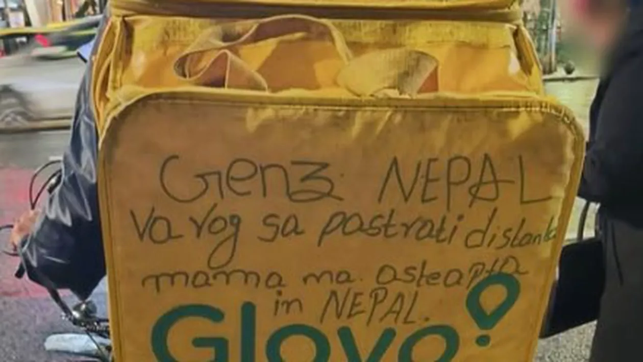 O fotografie cu un livrator nepalez a declanșat un val de reacții. Mesajul de pe rucsac a zguduit internetul (FOTO)