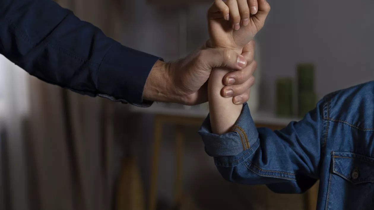 Un proiect de lege aduce măsuri mai dure împotriva violenței domestice: plângerea penală nu mai poate fi retrasă
