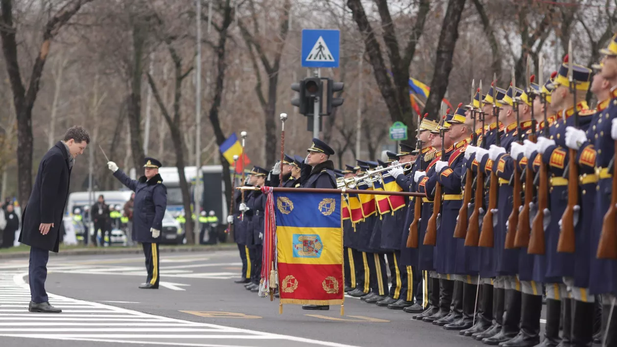 A început parada militară la Arcul de Triumf. Momentul în care Nicușor Dan a salutat Garda de Onoare. Este pentru prima oară când participă la această ceremonie în calitate de șef al statului (VIDEO)