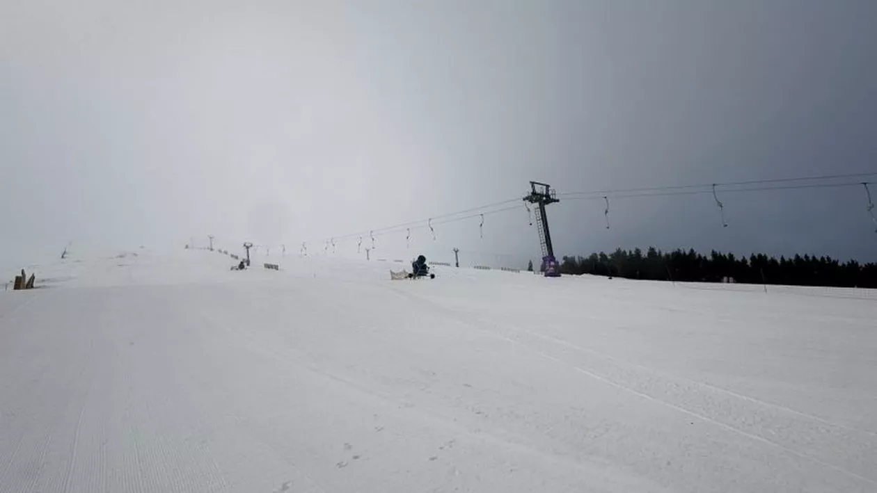 Planurile schiorilor, date peste cap. Zeci de pârtii închise și Sărbători fără zăpadă la munte: „Peisajul nu arată foarte bine pentru această perioadă”