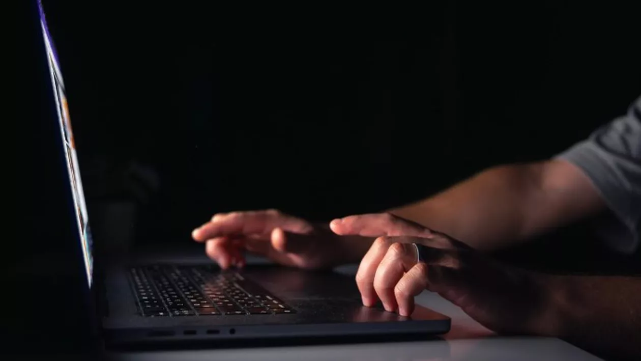 O nouă schemă de fraudă online îți poate goli contul. Mesaje false, amenzi inventate și presiune pentru plată imediată