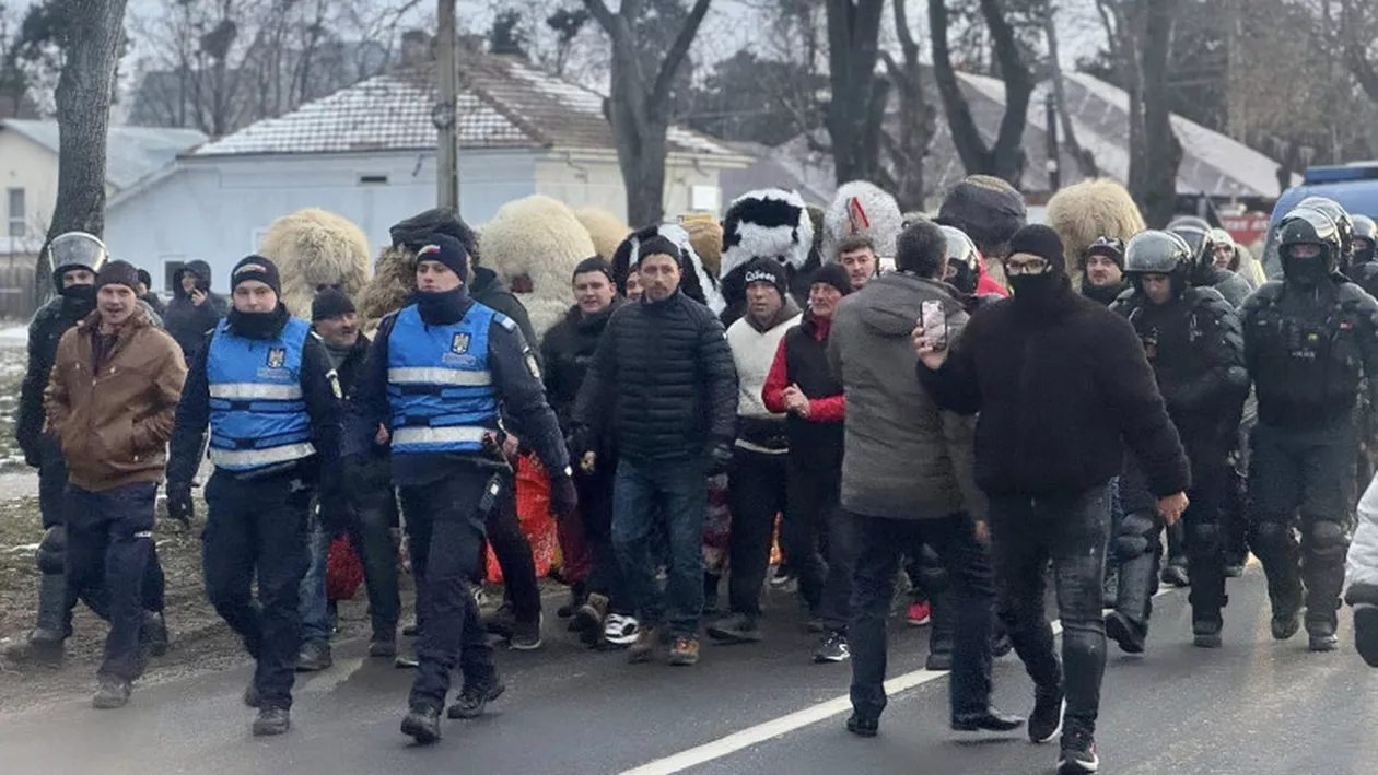 Bătaia de la Ruginoasa, sub controlul forțelor de ordine. De ce au intervenit jandarmii în forță pentru oprirea bătăii tradiționale (VIDEO)