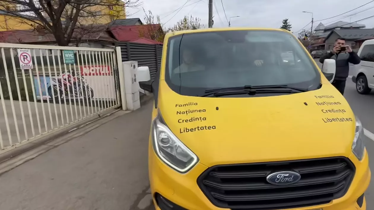 Momentul în care un membru AUR al unei secţii de vot a lovit un jurnalist cu mașina. Reacția partidului lui George Simion (VIDEO)