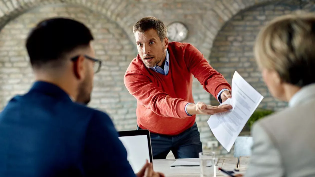 Senatul adoptă tacit legea care sancționează comportamentele agresive față de instituțiile publice. De ce devine necesară această schimbare