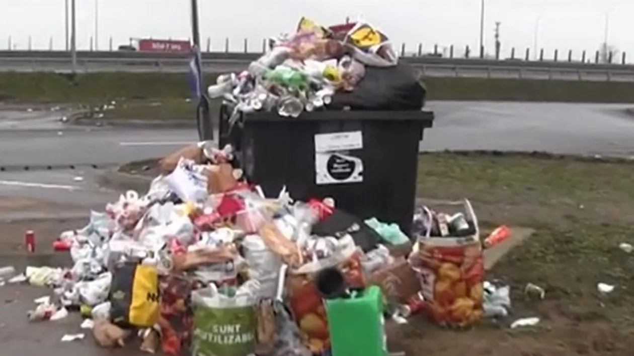 Tone de gunoaie, lăsate de români în parcările de la intrarea în țară. „Afară sigur nu ar avea curaj să facă aşa ceva”