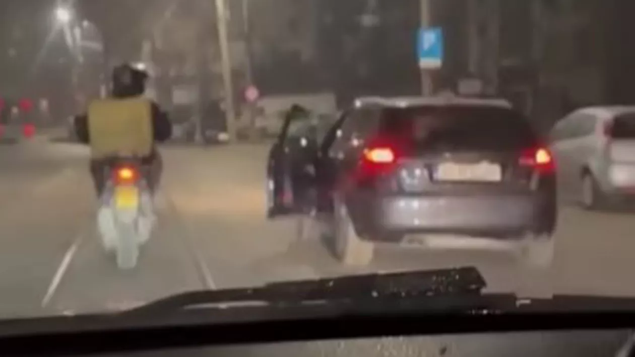 Imagini tulburătoare surprinse în trafic, la Iași. Un curier nepalez a fost agresat de un șofer (VIDEO)