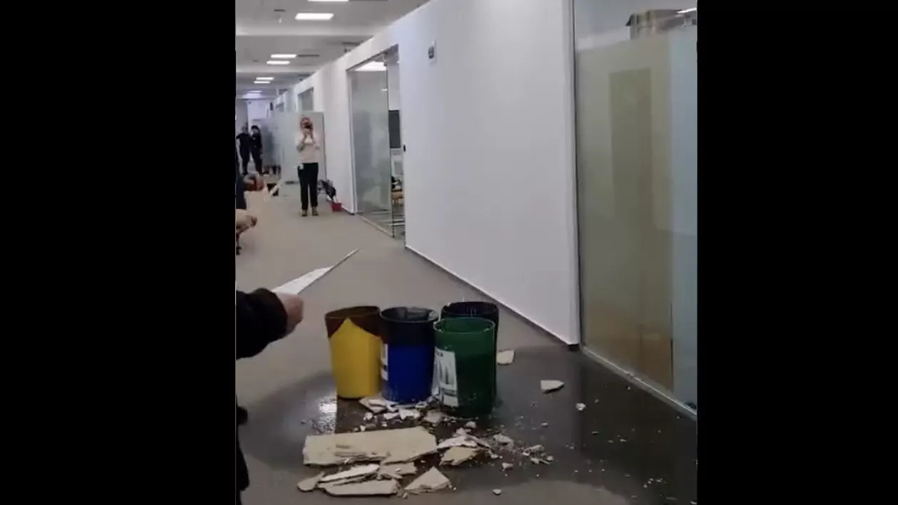 Plouă în sediul Direcției de Taxe din Sectorul 1. Ce arată imaginile despre administrația locală (VIDEO)