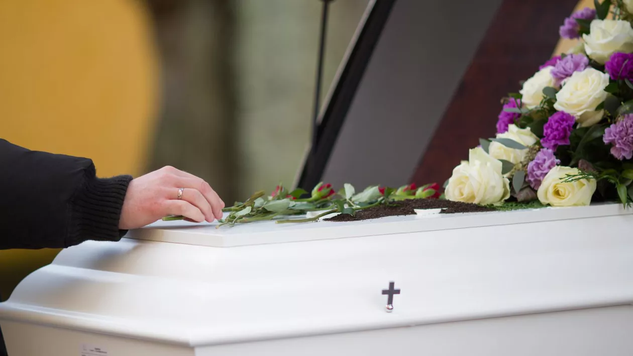 Costurile unei înmormântări explodează în 2026. Sumele uriașe pe care le plătesc familiile din România