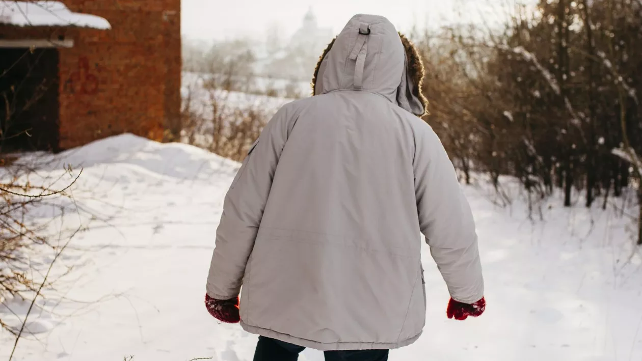 Un copil a mers 6 km prin zăpadă, după ce a fost dat jos din autobuz pentru că nu avea biletul bun