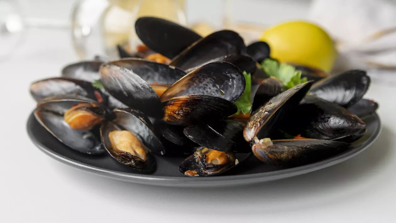 Poluarea cu microplastic în Marea Neagră. Șprot, rapană și midii contaminate pe litoralul românesc: „Chiar dacă ne ferim de ce provine din mare, aceste particule pot ajunge în organismul nostru și prin alte surse”