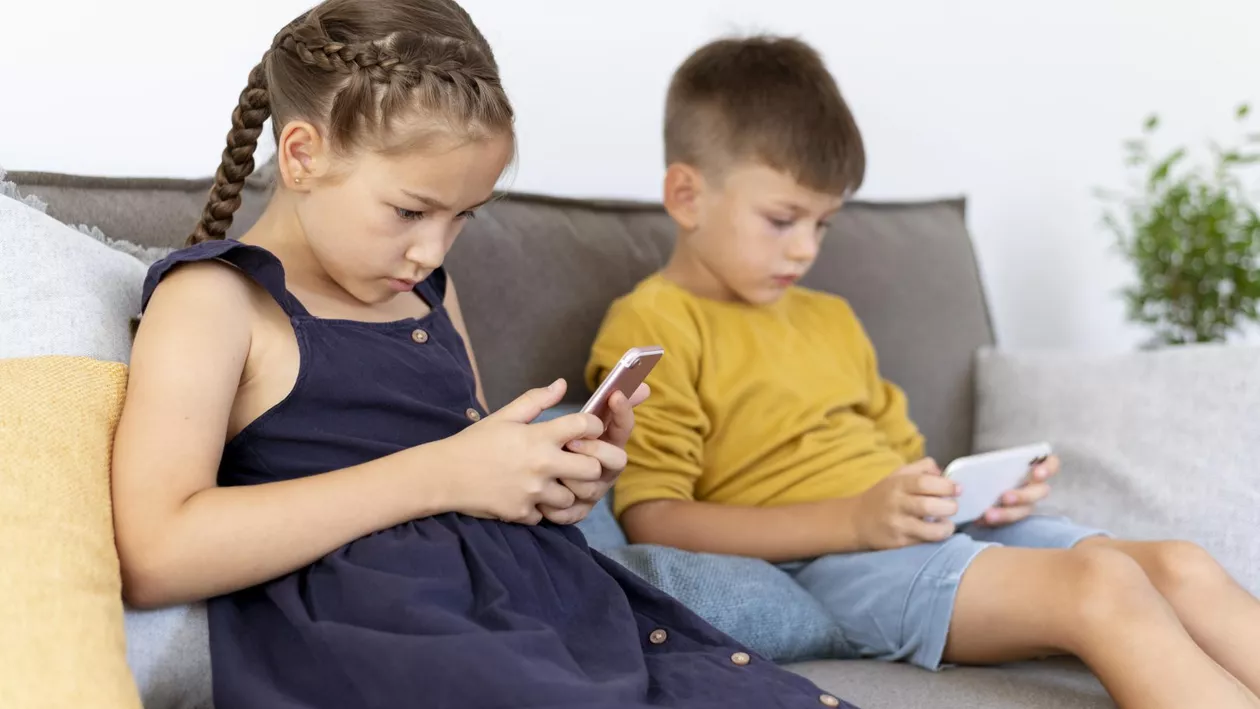 Tot mai mulți copii ajung la școală fără să știe să comunice. Efectele grave ale expunerii timpurii la telefon și tabletă
