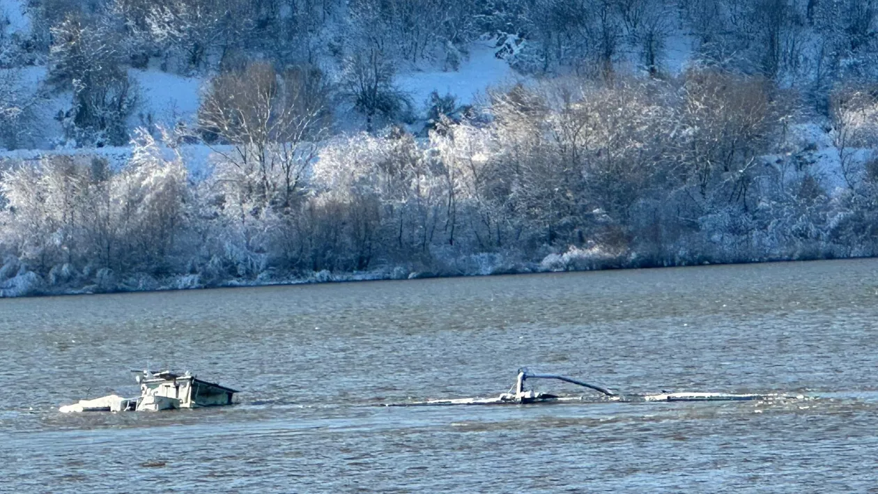 Navă încărcată cu fertilizatori scufundată pe Dunăre. Pericol de poluare cu amoniu