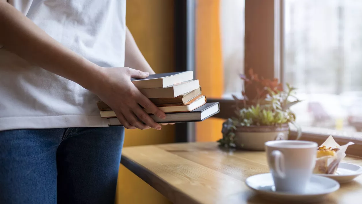 Ce au citit și cumpărat românii în 2025. Cartea care a ajuns pe locul 1 i-a surprins pe toți