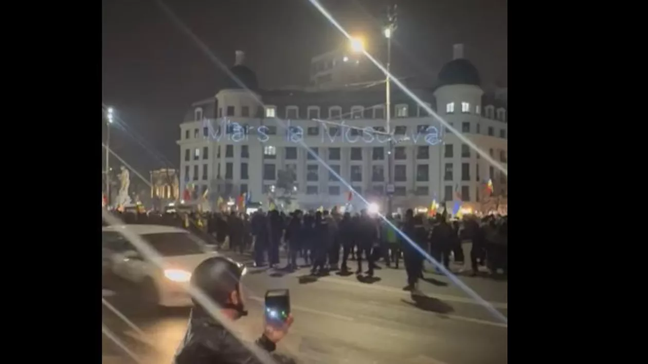 Protestatarii AUR, trolați cu mesajul „Marș la Moscova” proiectat pe o clădire. „Pentru că trompetele Rusiei și extremiștii nepatrioți au încercat să ne confiște simbolurile naționale”  (VIDEO)