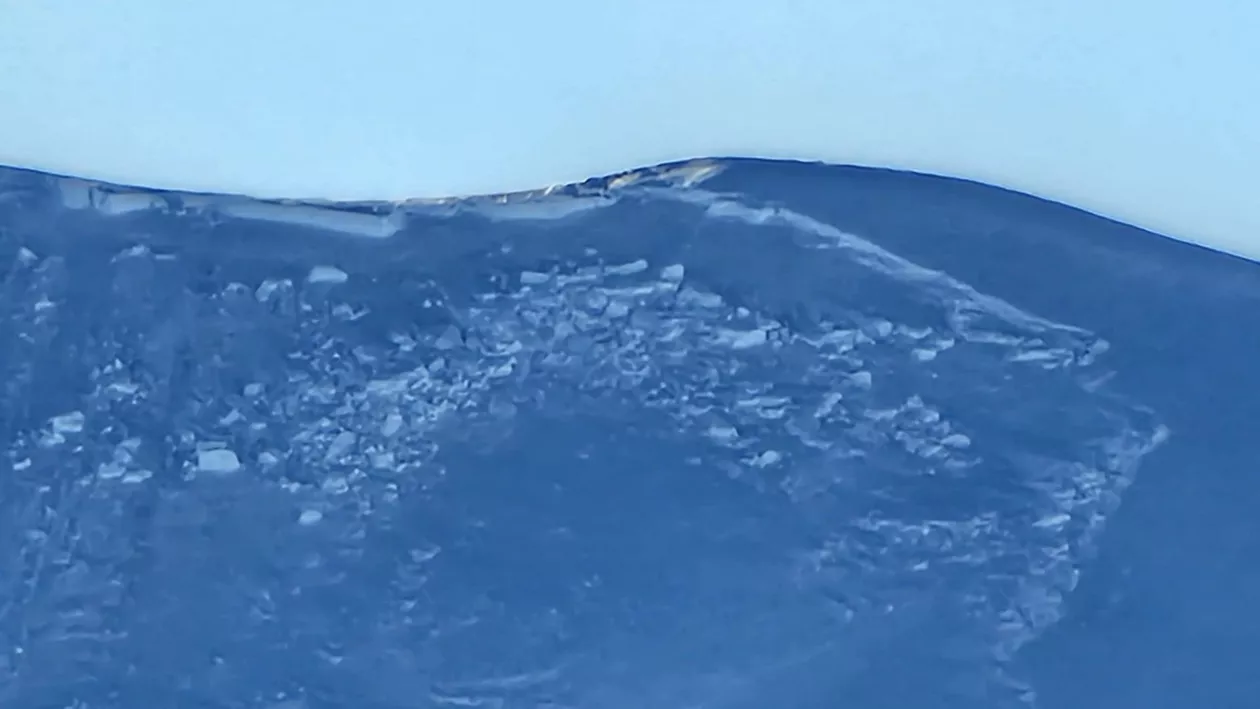 Avalanșă de mari dimensiuni în Munții Rodnei. Salvamontiștii trag un semnal de alarmă asupra riscului major de avalanșe (VIDEO)