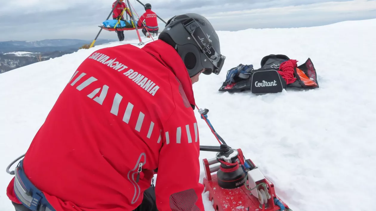 Intervenție extremă în Munții Maramureșului pentru salvamontiști. Cum au ajuns salvatorii la ucraineanul pierdut (FOTO, VIDEO)