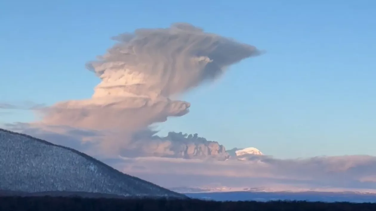 Vulcan din Kamceatka, din nou activ. Cenușa s-a ridicat la 9.000 de metri