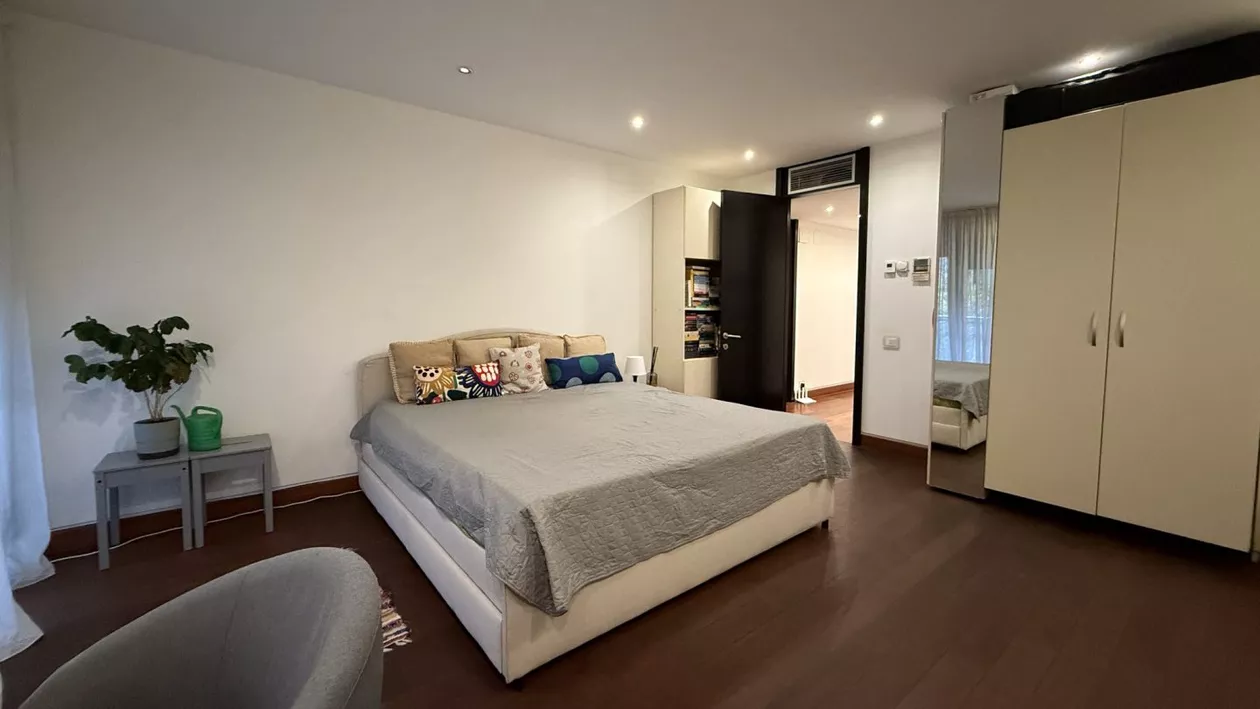 Un apartament cu 3 camere scos la vânzare lângă Arcul de Triumf a declanșat un val de reacții online: „Mai pun 200k și îmi iau castel”