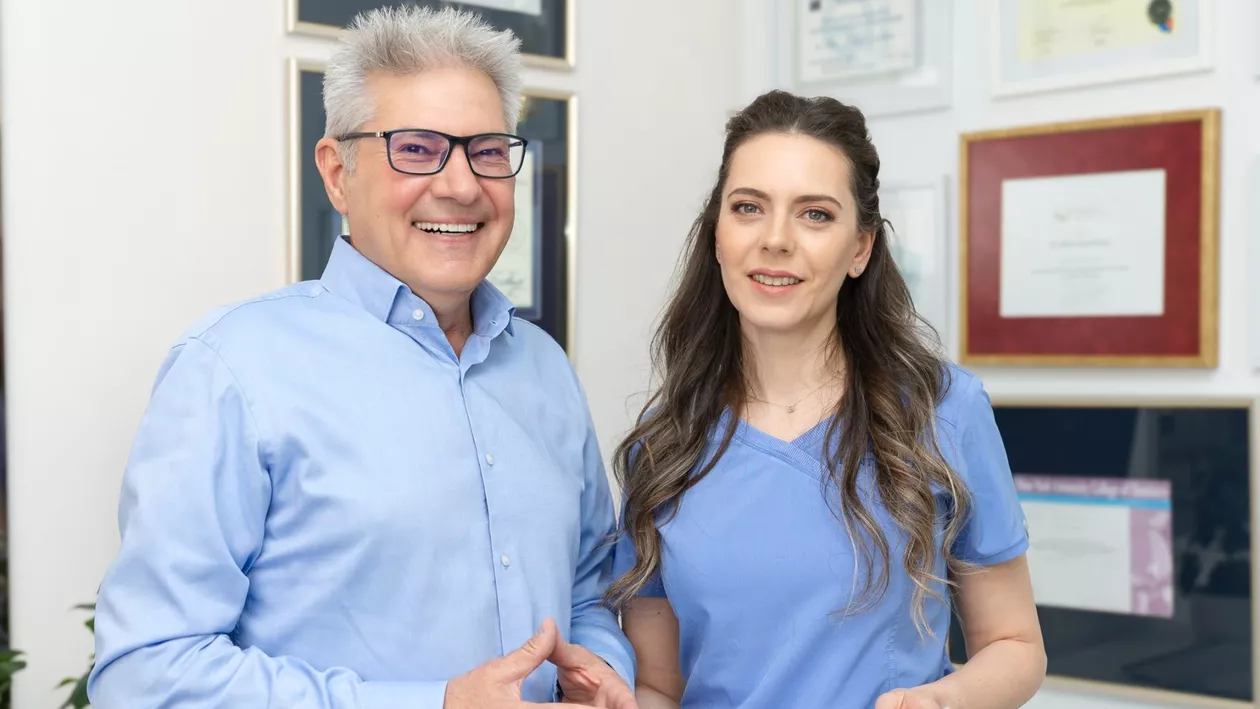 DENT ESTET: Reconstrucția zâmbetului cu fațete premium, soluția pentru dinții tociți care te îmbătrânesc