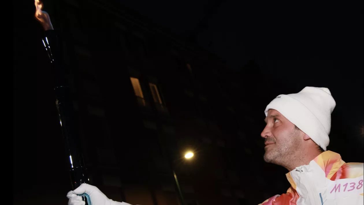 Cristi Chivu a purtat torța olimpică pe străzile din Milano, înainte de Jocurile Olimpice de iarnă 2026. Ce rol simbolic a avut prezența sa (FOTO, VIDEO)