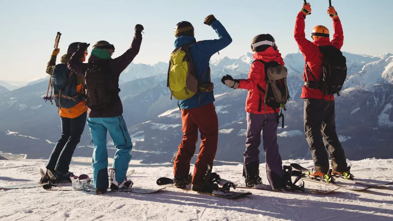 Avertisment Salvamont pentru schiorii care ies din pârtii. Ce pericole ascunde schiatul în zone neamenajate