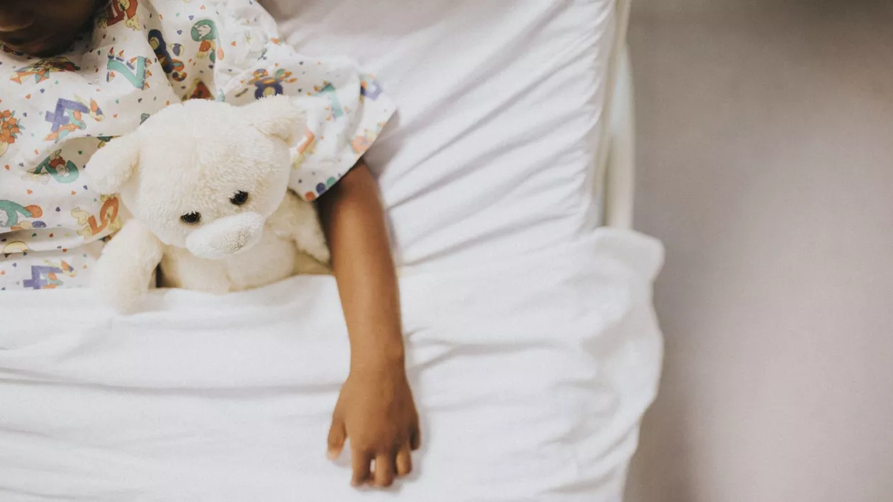 Informații șocante în cazul fetiţei de 4 ani ajunsă în comă la spital. Mama copilei și iubitul ei au fost arestați