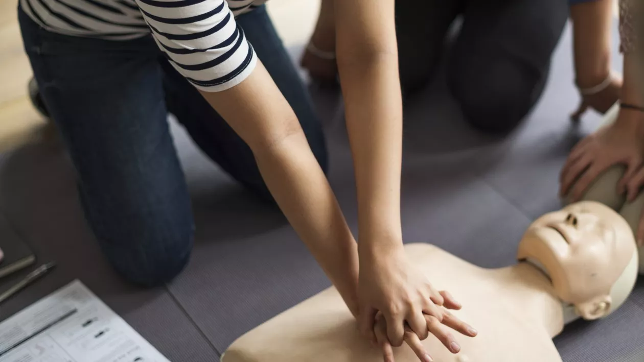 Puțini români știu să acorde primul ajutor, iar primele minute pot salva o viață. Paramedicii trag un semnal de alarmă