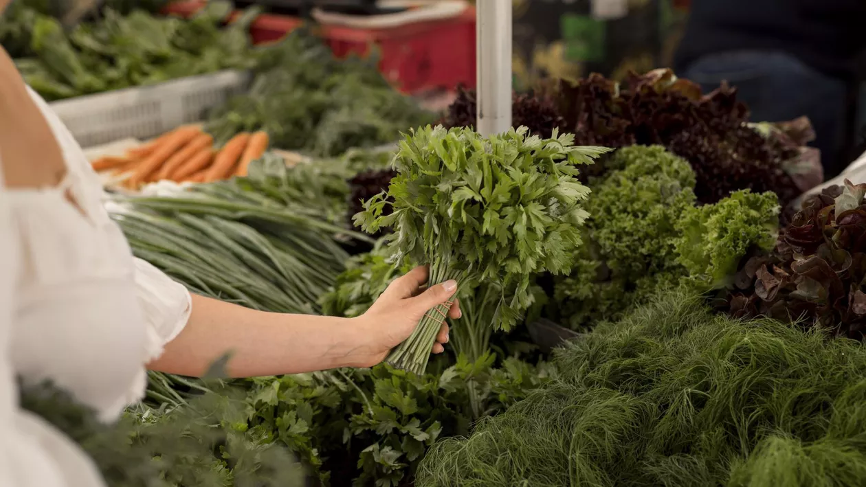 Verdețurile românești se vând deja în piețe. Surpriză la prețuri: câți bani scot din buzunar românii