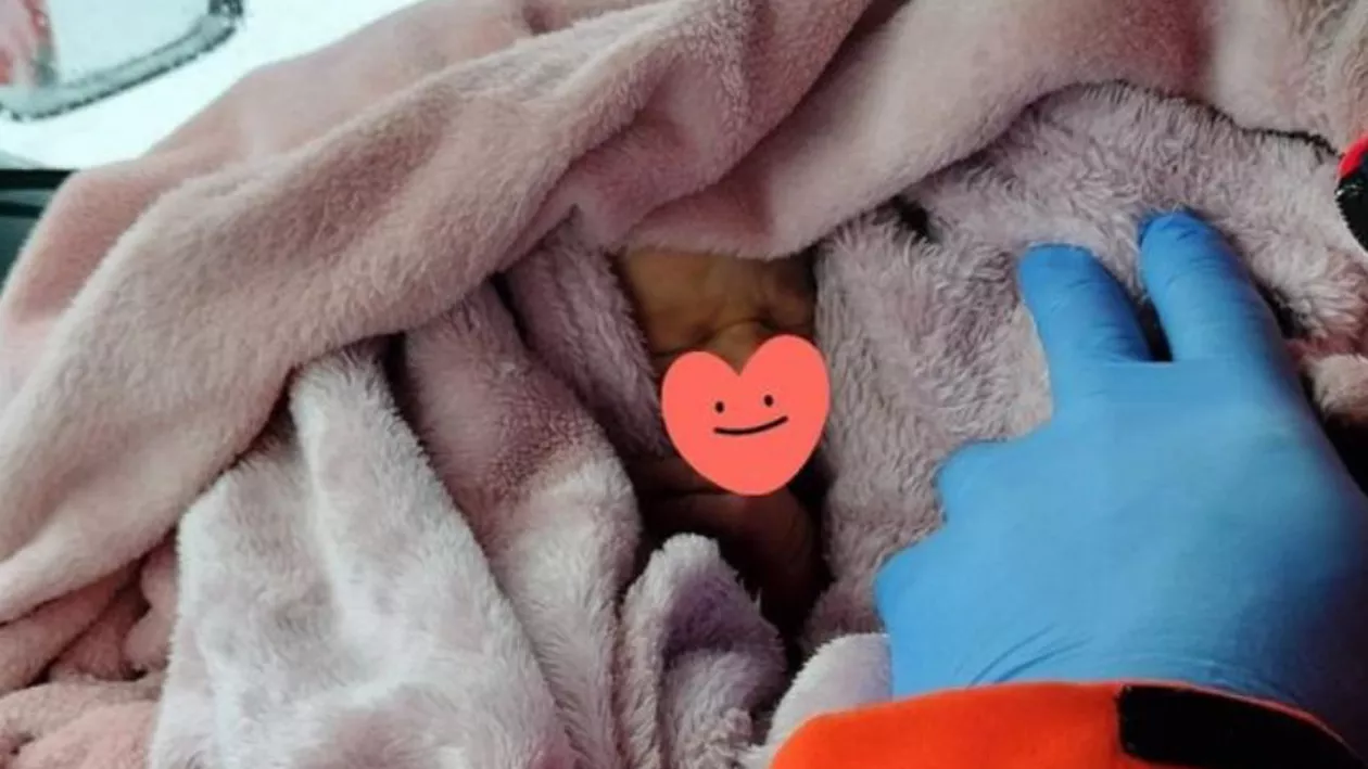 Iași: O femeie a născut acasă. Ambulanța care trebuia să o preia a derapat la ieșirea din sat