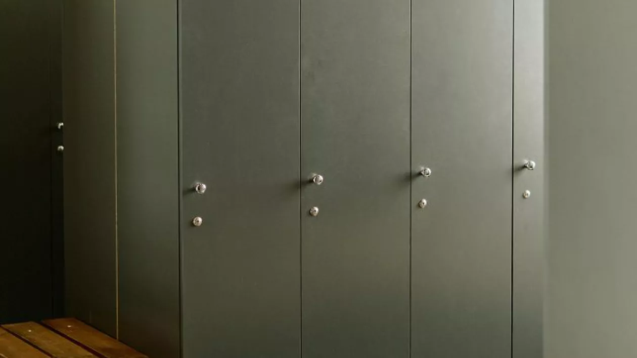 Pedeapsă cu suspendare pentru un arbitru austriac care filma fotbalistele pe ascuns în vestiar. Sportivele cer o pedeapsă mai dură